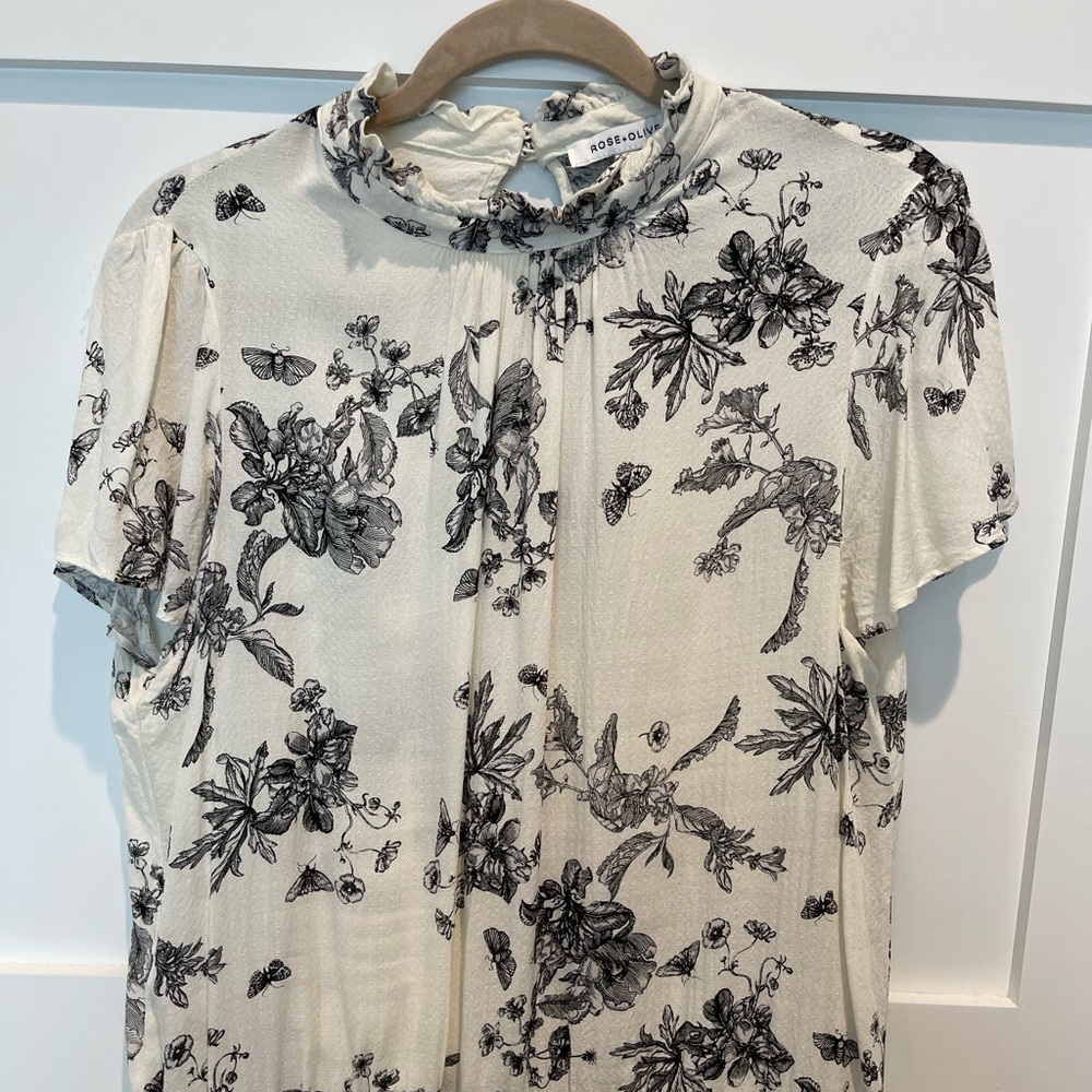 Short sleeve women’s floral top with elastic bottom. Size XL.